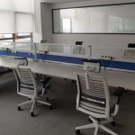 Bench 6 os. Steelcase 140x80 jasnoszary A niebieska ścianka