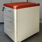 Kontener Actiu 3-szufl. biały piórnik pomarańczowa poducha