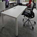 Biurko MIKOMAX 160x80 białe, noga biała kwadratowa, z klapką na srodku