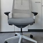 Fotel biurowy Steelcase Think V2 zagłów. ,biała, siatka