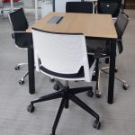 Stół konferencyjny Mikomax 90x90 dąb (mediaport) czarna baza