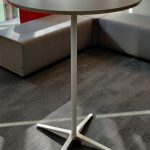 Stolik konferencyjny BENE śr. 80 cm biały wysoki, krzyżak biały