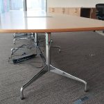 Stół konferencyjny Vitra Eames ok. 550x140 cm dąb naturalny (uszkodzony blat - do renowacji)