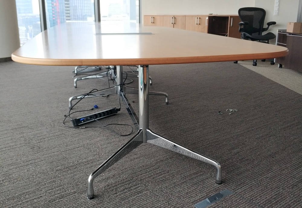 Stół konferencyjny Vitra Eames ok. 550x140 cm dąb naturalny (uszkodzony blat - do renowacji)