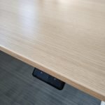 Biurko K&N 180x80/90 elektryczne dąb, nogi białe z szafkami