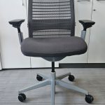 Fotel obrotowy STEELCASE THINK V2 pl.szare / antracyt