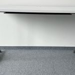 Biurko Kinnarps 140x80 białe T czarna