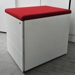Kontener STEELCASE Implicit 3 szuflady biały z czerwoną poduchą