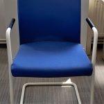 Krzesło konferencyjne Bejot niebieskie biała płoza