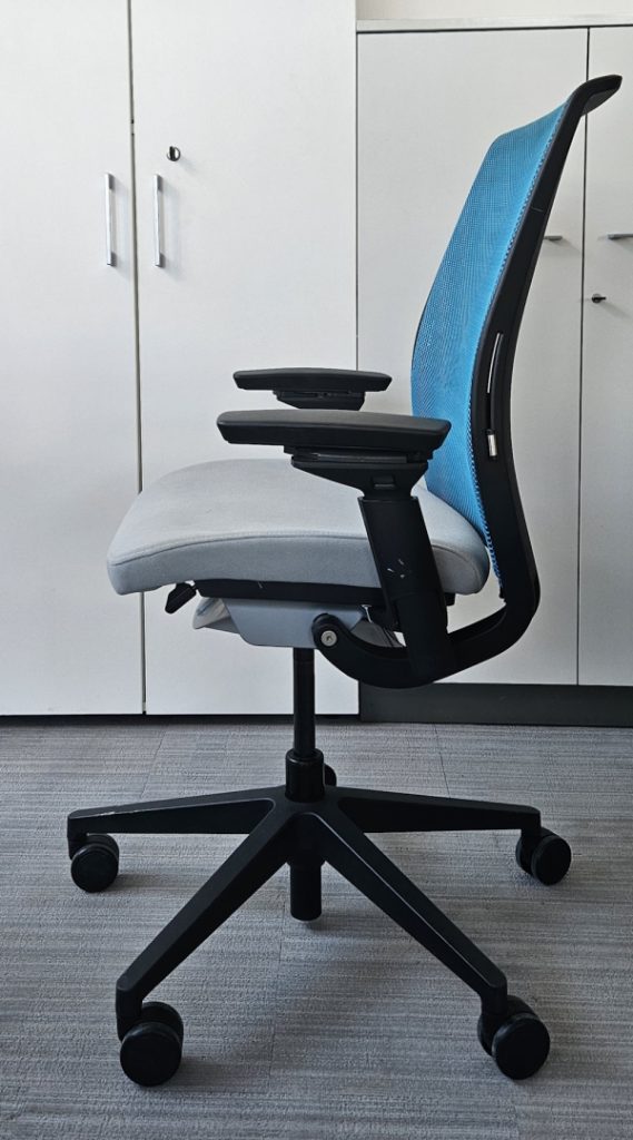 Fotel obrotowy STEELCASE THINK  V2 pl niebieskie/ szare