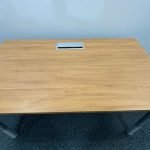 Biurko Kinnarps 140x80 dąb N szara mediabox