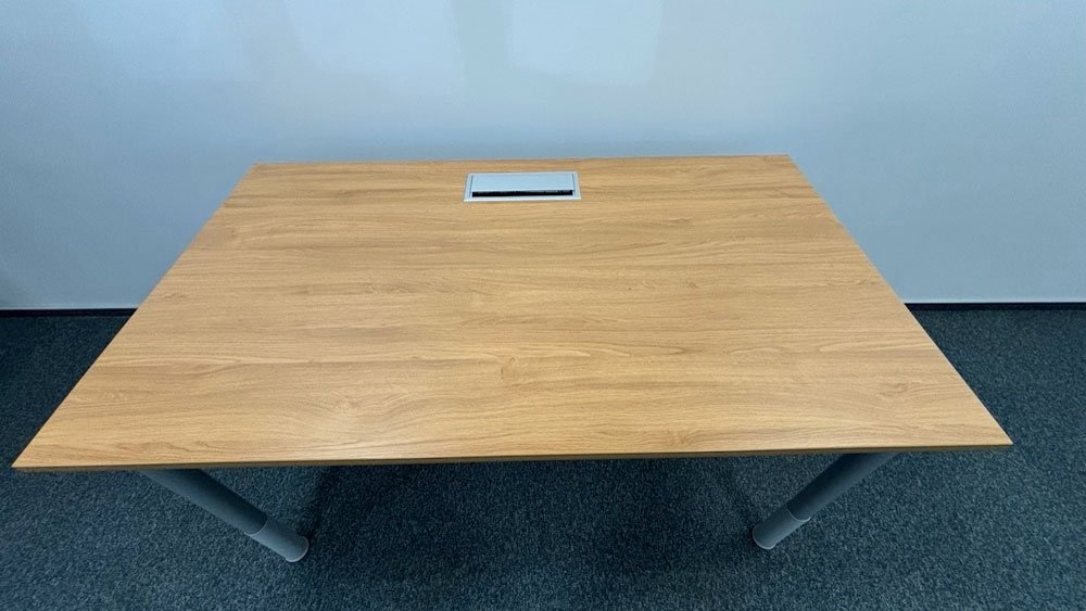 Biurko Kinnarps 140x80 dąb N szara mediabox