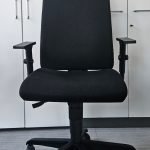 Fotel obrotowy Intrata z zagłówkiem tapicerka czarna