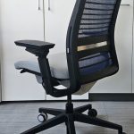 Fotel obrotowy STEELCASE THINK V2 pl granatowe/ szare