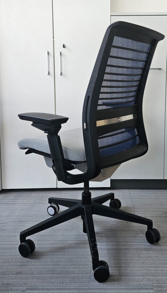 Fotel obrotowy STEELCASE THINK V2 pl granatowe/ szare