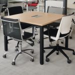Stół konferencyjny Mikomax 100x100 dąb (mediaport) czarna baza