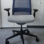 Fotel obrotowy STEELCASE THINK V2 pl granatowe/ szare
