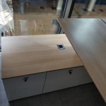 Biurko K&N 180x80/90 elektryczne dąb, nogi białe z szafkami