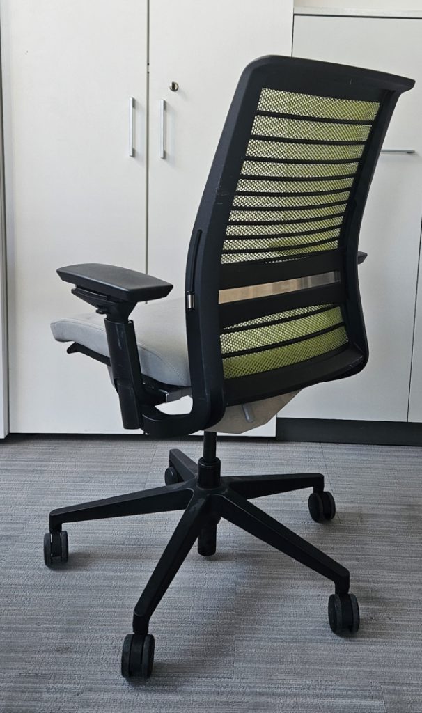 Fotel obrotowy STEELCASE THINK V2 pl zielone / szare