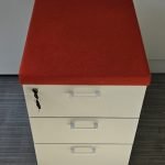 Kontener Actiu 3-szufl. biały piórnik pomarańczowa poducha