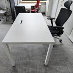 Biurko MIKOMAX 160x80 białe, noga biała kwadratowa, z klapką na srodku