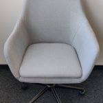 Krzesło konferencyjne Kinnarps KUBEŁEK jasnoszare kółka regulacja