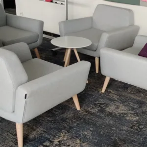 Fotel tapicerowany SoftLine Scope jasnoszary, drewniane nóżki