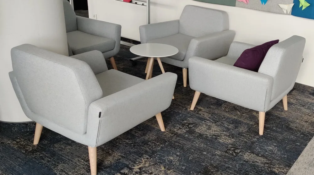 Fotel tapicerowany SoftLine Scope jasnoszary, drewniane nóżki