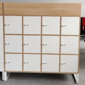 Szafa FURNIKO 3OH lockers 12 z donicą 140 cm korpus dąb fronty białe zamek szyfrowy