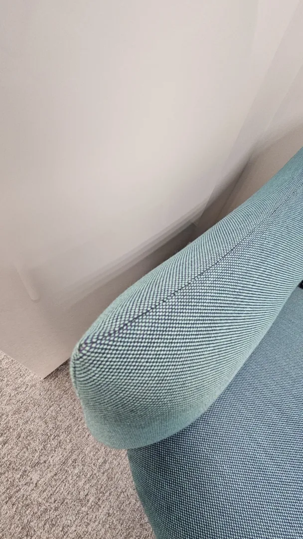 Sofa 3-os. niebieska 220x80 z białym stolikiem 24x40