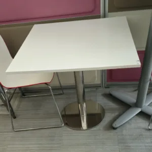 Stół kwadratowy 80x80 biały noga talerz chrom