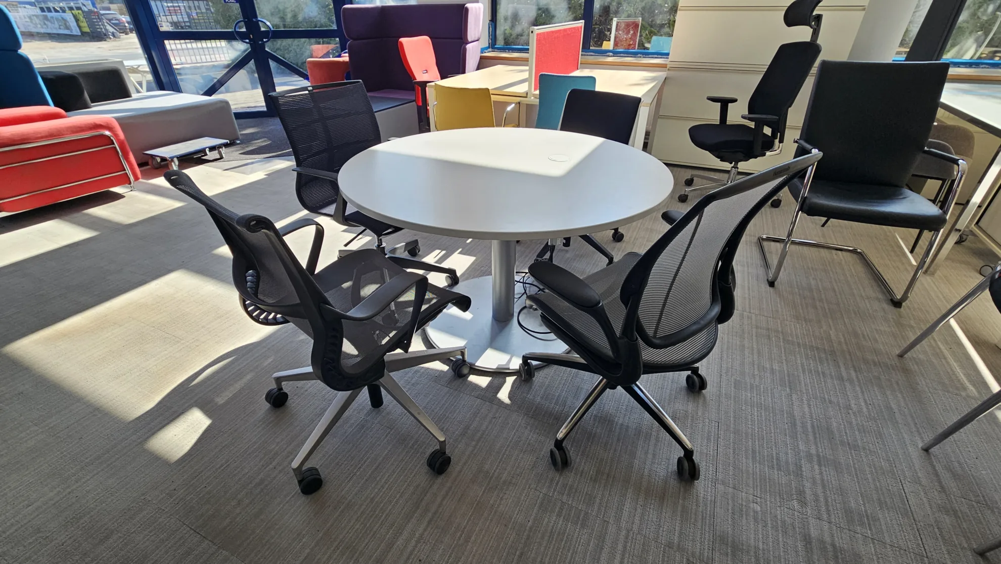 Stół okrągły STEELCASE 120 cm biały noga talerzowa szara