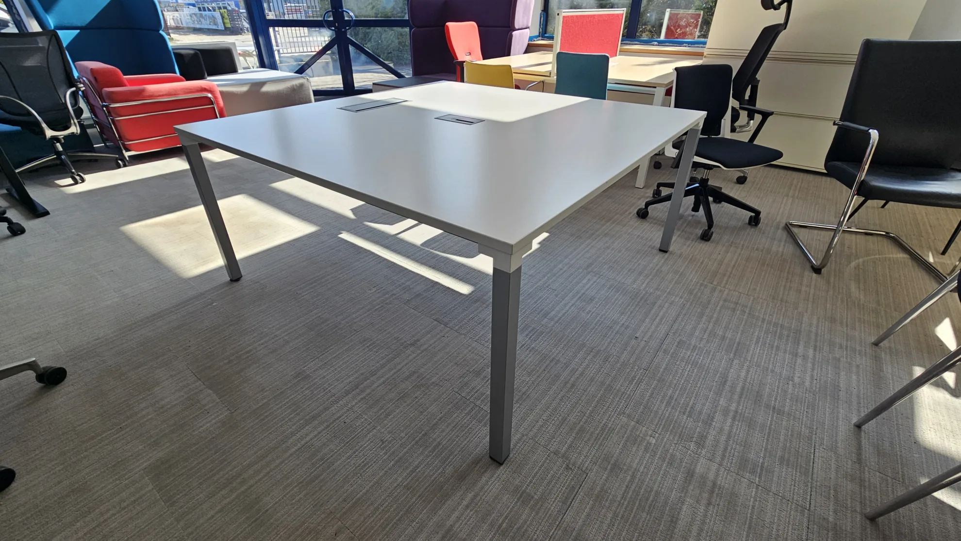 Stół konferencyjny Steelcase 160x160 biały z mediaportem