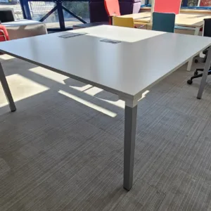Stół konferencyjny Steelcase 160x160 biały z mediaportem