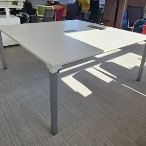Stół konferencyjny Steelcase 160x160 biały z mediaportem