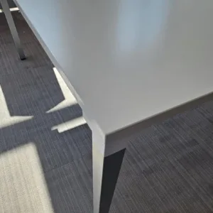 Stół konferencyjny Steelcase 160x160 biały z mediaportem