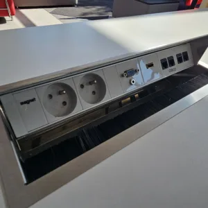 Stół konferencyjny Steelcase 160x160 biały z mediaportem