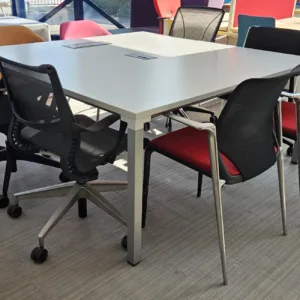 Stół konferencyjny Steelcase 160x160 biały z mediaportem