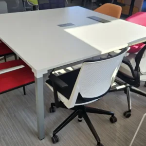 Stół konferencyjny Steelcase 160x160 biały z mediaportem