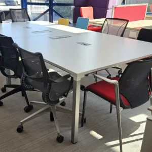 Stół konferencyjny Steelcase Kalidro 320x160 biały 2 mediaporty 2 moduły