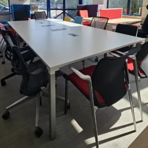Stół konferencyjny Steelcase Kalidro 320x160 biały 2 mediaporty 2 moduły