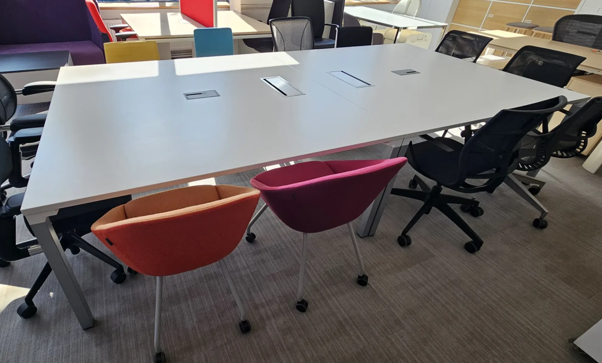 Stół konferencyjny Steelcase Kalidro 320x160 biały 2 mediaporty 2 moduły