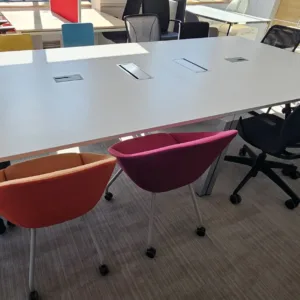 Stół konferencyjny Steelcase Kalidro 320x160 biały 2 mediaporty 2 moduły