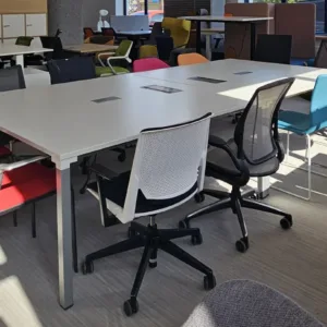 Stół konferencyjny Steelcase Kalidro 320x160 biały 2 mediaporty 2 moduły