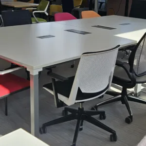 Stół konferencyjny Steelcase Kalidro 320x160 biały 2 mediaporty 2 moduły