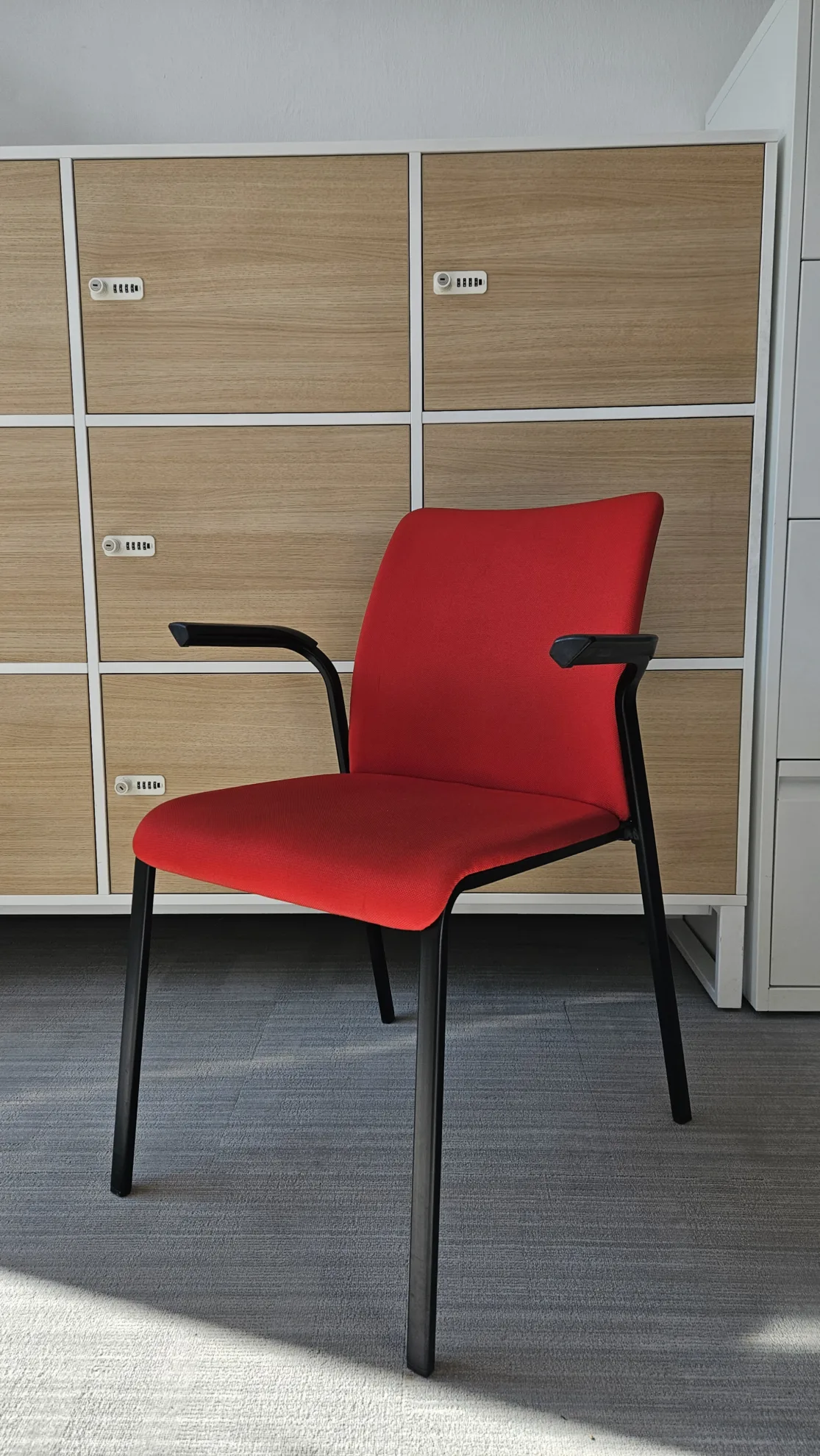 Krzesło konferencyjne Steelcase Reply tapicerowane czerwone bez kółek