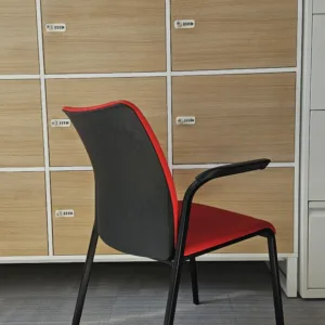 Krzesło konferencyjne Steelcase Reply tapicerowane czerwone bez kółek