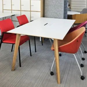 Stół konferencyjny FURNIKO TUNDRA 160x100 biały blat nogi drewno mediaport