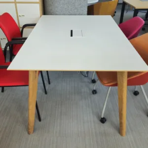 Stół konferencyjny FURNIKO TUNDRA 160x100 biały blat nogi drewno mediaport