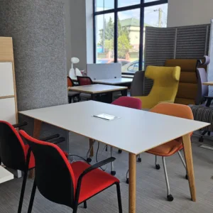 Krzesło konferencyjne Steelcase Reply tapicerowane czerwone bez kółek